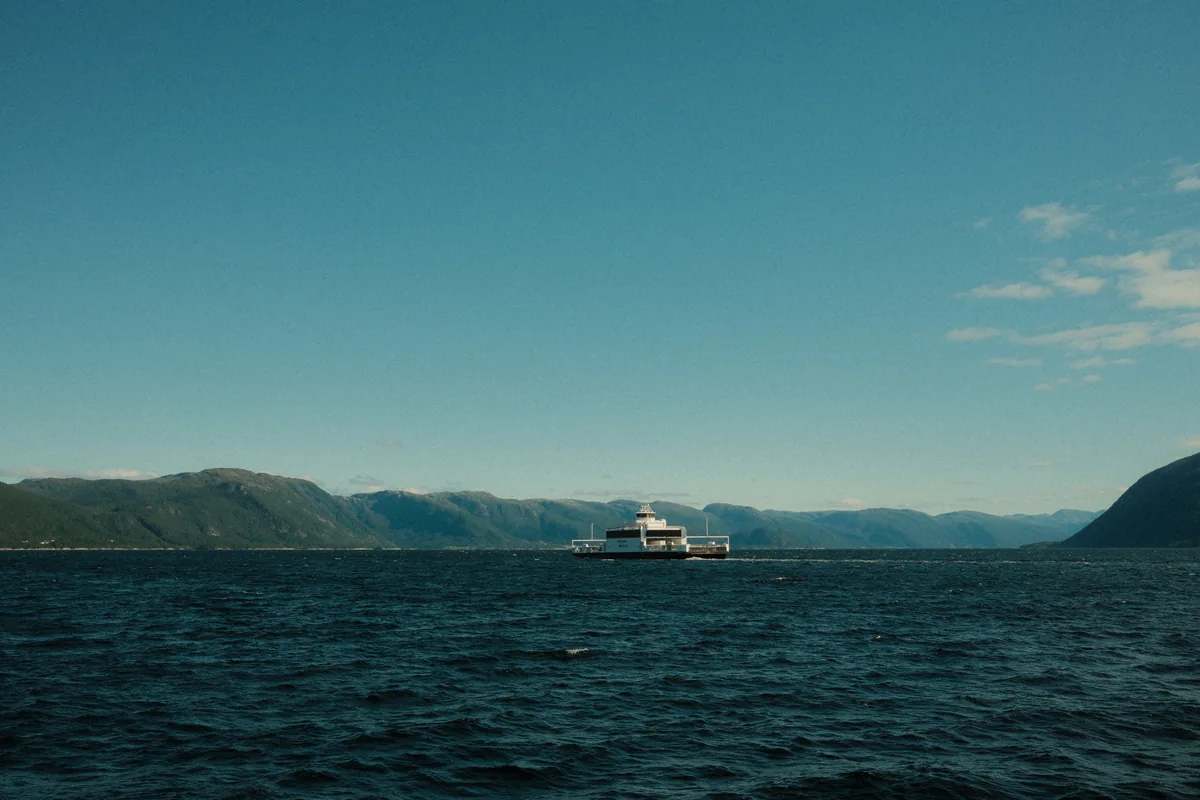 العثور على مصاب قرب محطة كينسارفيك بالنرويج ونقله بمروحية إسعاف