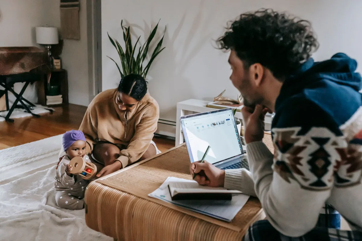 إجازة الأبوة في الدنمارك: تأثير القوانين على خيارات العمل