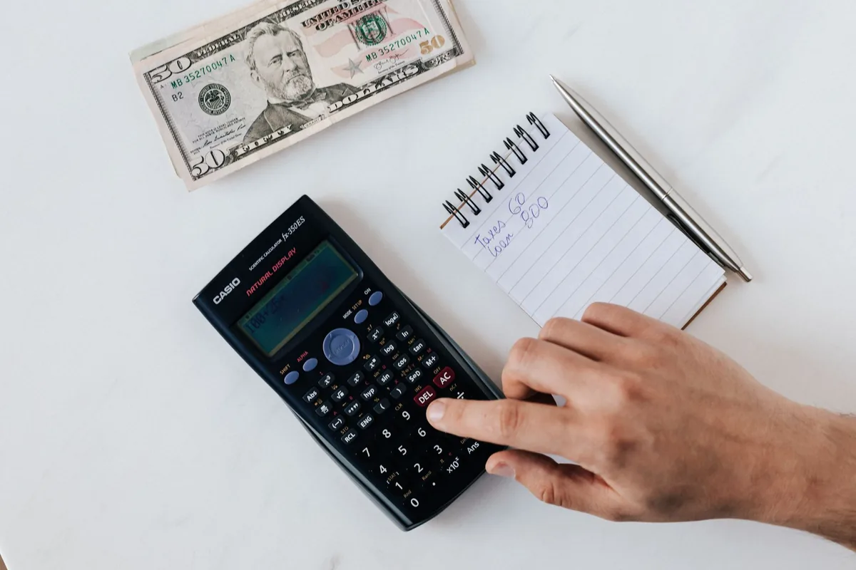 توقعات ضريبة الدخل والمدخرات في بريطانيا حتى عام 2031